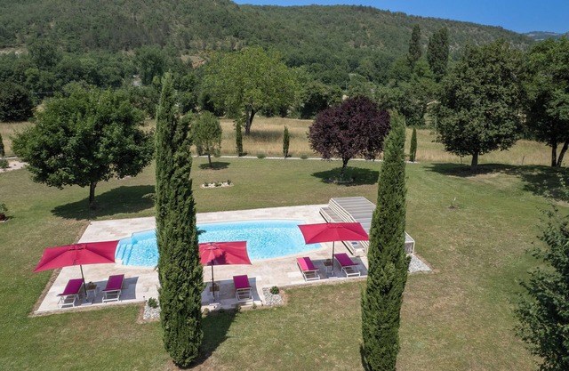 STONE HOUSE IN THE COUNTRYSIDE WITH SWIMMINGPOOLclassified 4*