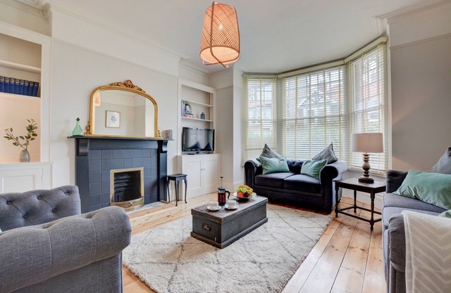 Stones Throw - Six Bedroom House, Sleeps 12