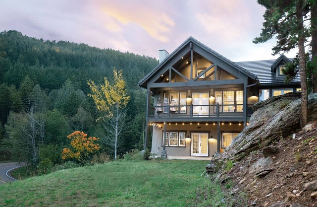 Storybook Stone Cabin/Wow View/New Build/Luxe Saltwater Hot Tub/Walk to Trails
