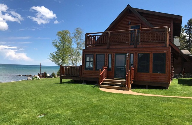 Straits of Mackinaw log Cabin. Spectacular views of Mackinac Island! Kayaks incl