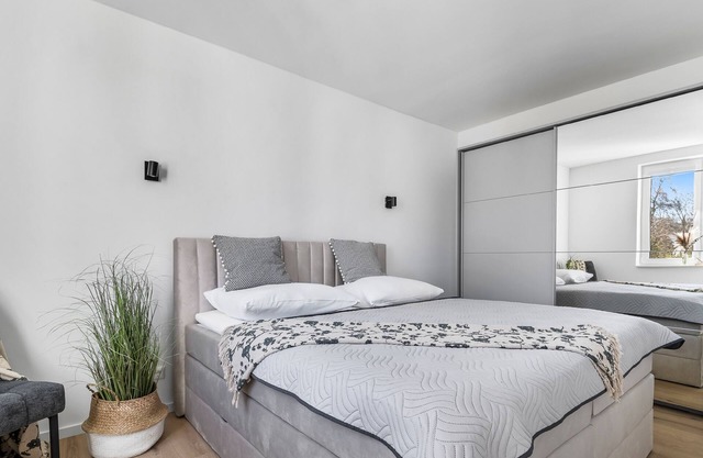 Strandleben - upper floor, bathroom with shower, TV, parking space, terrace, barbecue, garden furniture,
