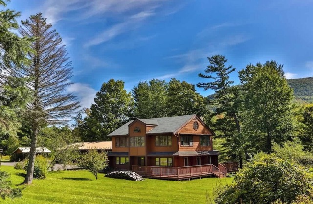 Stream-Side Atrium House w/Pool Table & 4 Cozy Efficiency Units