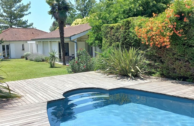 Street level house not overlooked with private pool