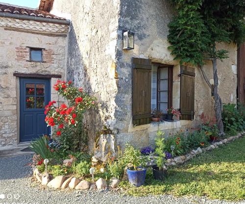 Studio cosy en pleine nature dans maison en pierre avec piscine et wifi