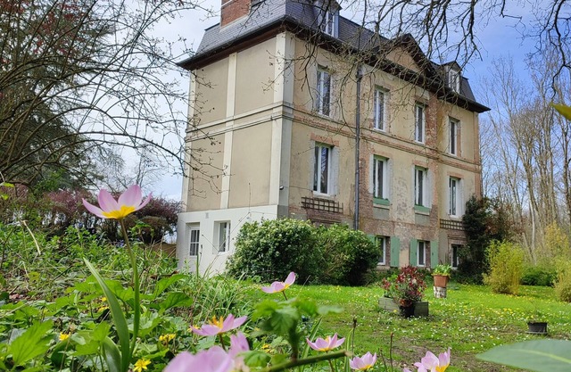Studio in manor house with private garden and 5ha woods, 30mns from Honfleur