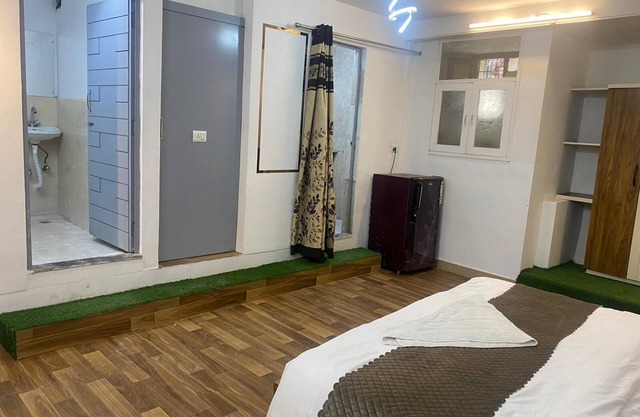 Studio 1-bedroom apartment with WiFi, AC in fabulous New Delhi
