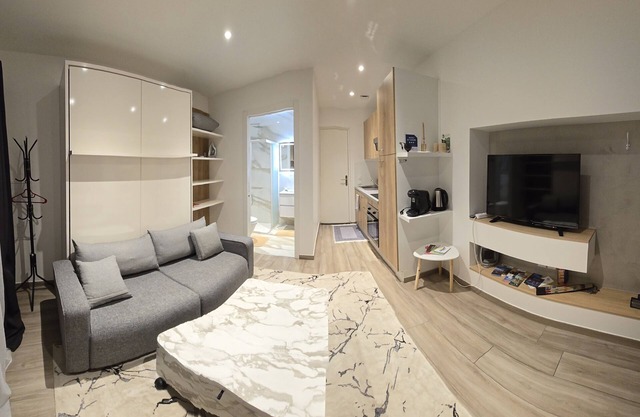 Studio 2022 parking and terrace (pets welcome!)