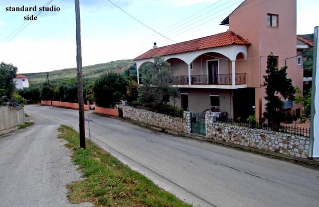 Studio apartments with pool in a graphic greek village - 2km from the beach