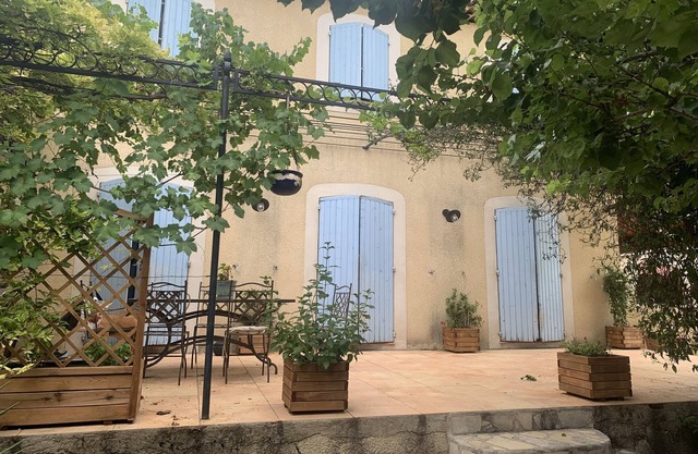 Studio Avec Accès au Jardin et à la Piscine à Château Gombert à Marseille