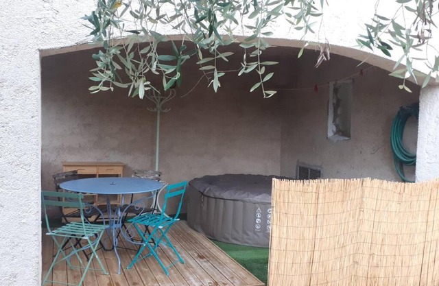 studio bas de villa, jardin et spa (été seulement)