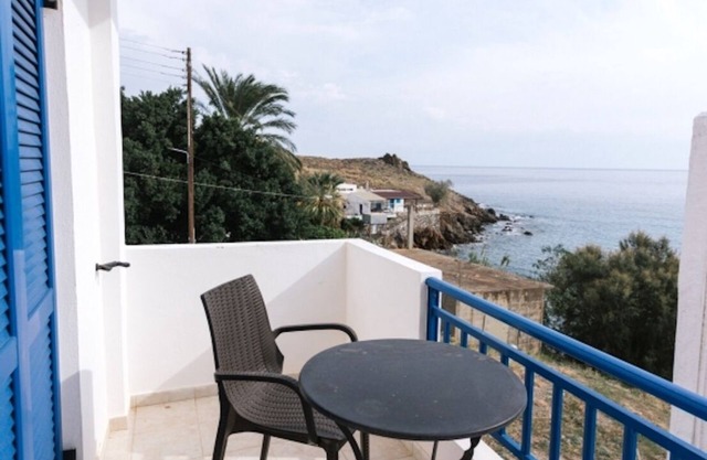 Studio for 2 people in Lentas right on the beach