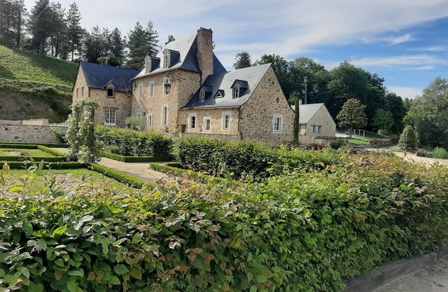 Studio in a 28-hectare property, with all modern conveniences, on the banks of the Mayenne river