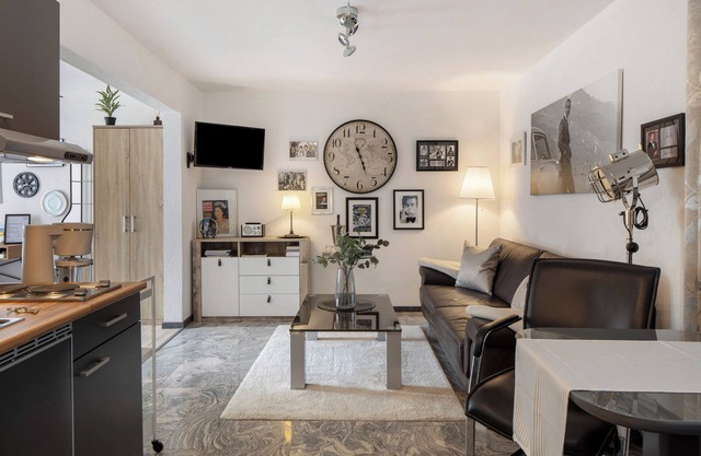 Studio 'Moonraker' with Shared Terrace and Wi-Fi