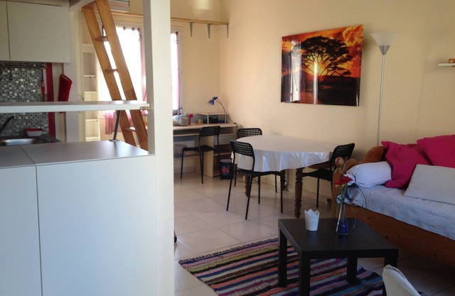 Studio on second floor of a villa, residential area, near streetcar and park