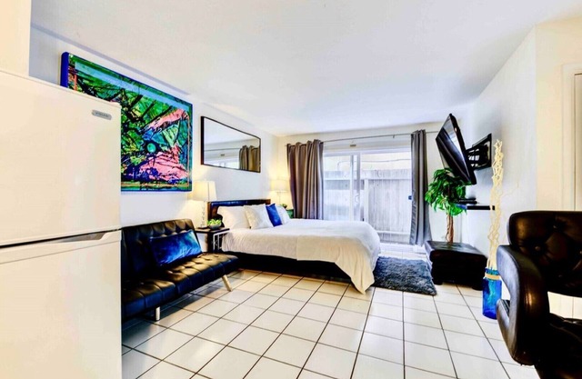 Studio Steps From Sand Sleeps 4 Amazing Location!