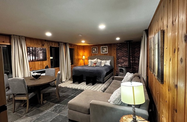 Studio style cabin in Twin Bridges with Mountain View’s near Sierra Ski Resorts