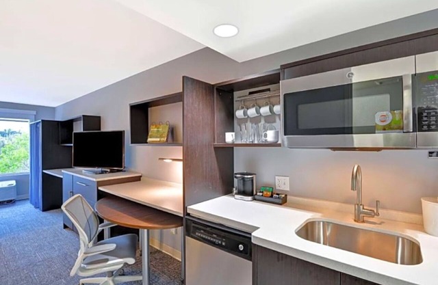 Studio w/Pool, Gym & Kitchen Close to Local Hot Spots - 2 Units