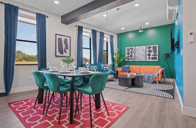 Stunning 2BR-1BR Apt+ mins to Zoo & D/T+HD Projector