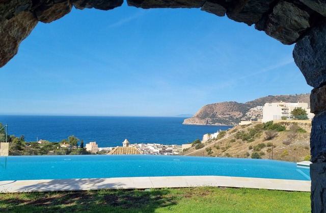 Stunning 3 bedroom house with communal pool and views