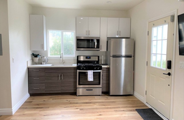 Stunning 4BR w/Pool in West Hollywood - 5 Min Walk to The Grove