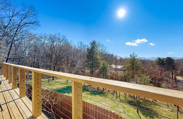 Stunning Dog-friendly Mountain Retreat with 4 BR and views