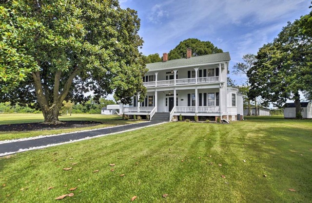 Stunning historic home w/large rooms. Close to attractions. Kid & pet friendly!
