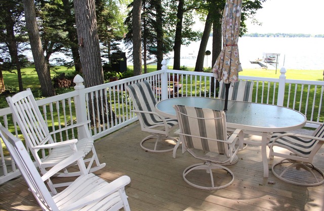 Stunning Home on Little Green Lake for Family Fun!