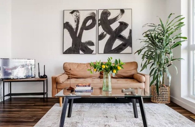 Stunning in Hollywood ,free parking , gym hot jacuzzi ,Rooftop