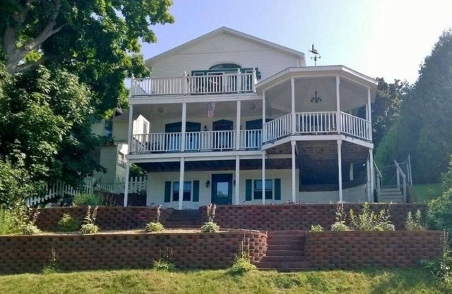 Stunning Lake Michgan Views & Sunsets. Walk To Waterfront, Restaurants & Shops