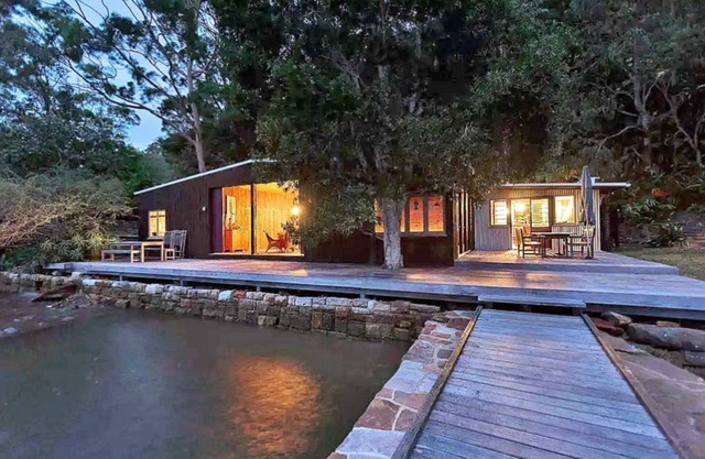 stunning location . OXLEY BOATSHED. open fire .HAWKESBURY RIVER . arrive by boat