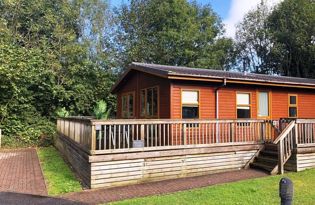 Stunning lodge in an idyllic location, sleeps 6, parking + dogs