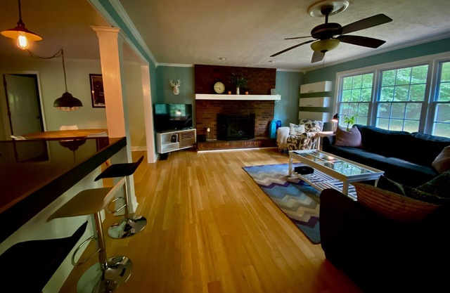Stunning, modern and very private three bedroom. Close to Studios and Atlanta.