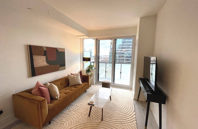 Stunning NEW 1 Bed +Den in King West Ent. District