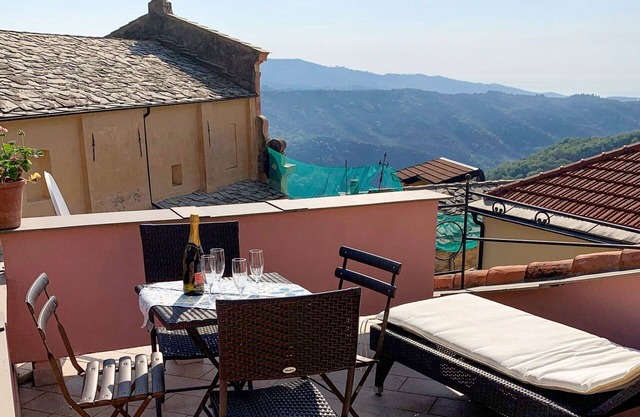 Stunning private villa for 6 guests with WIFI, TV, terrace, pets allowed, panoramic view and par.