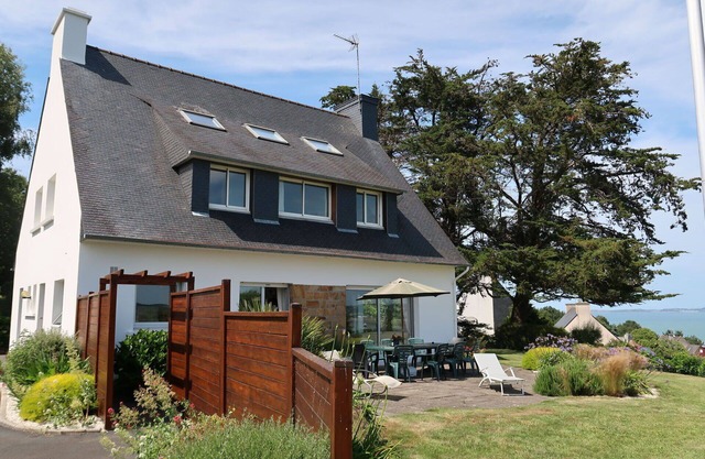 Stunning private villa for 12 guests with WIFI, TV, patio, pets allowed and parking