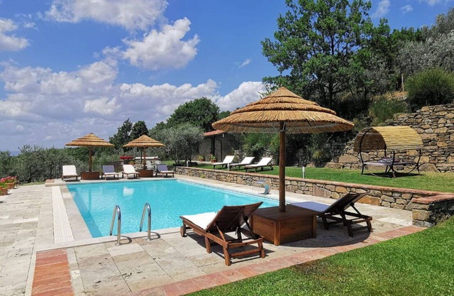 Stunning private villa with private pool, WIFI, A/C, TV, panoramic view, parking, close to Cortona