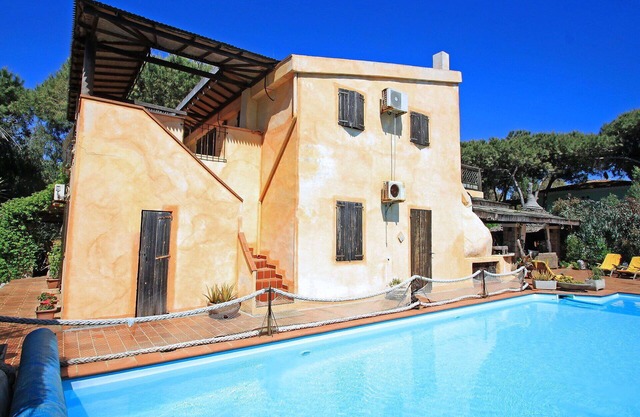 Stunning private villa for 14 people with WIFI, A/C, private pool, TV, patio and pets allowed