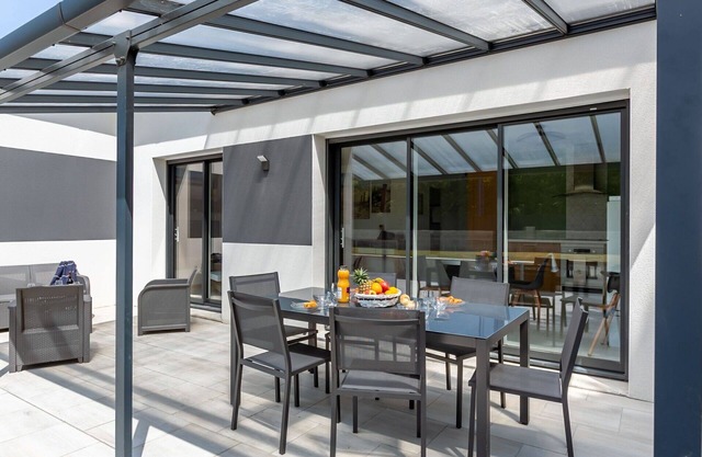 Stunning private villa for 4 guests with hot tub, WIFI, TV, terrace, pets allowed and parking