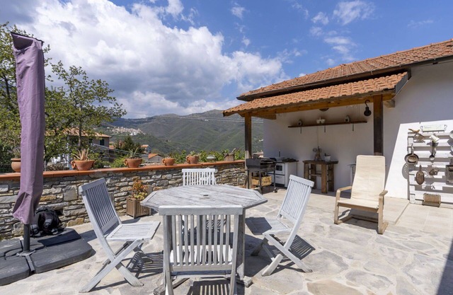 Stunning private villa for 6 guests with WIFI, patio, pets allowed, panoramic view and parking