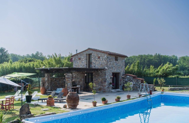 Stunning private villa with WIFI, private pool, hot tub, A/C, TV, terrace, pets allowed and park.