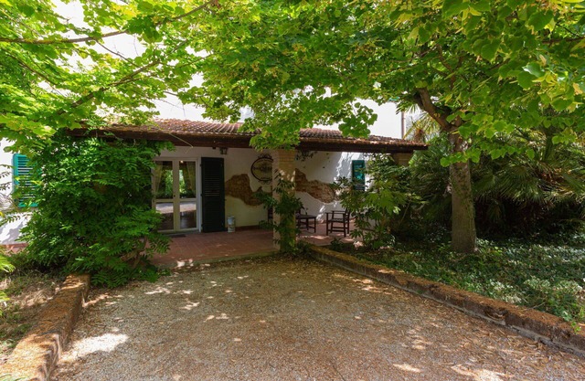 Stunning private villa for 10 people with private pool, WIFI, TV, terrace, pets allowed and park.