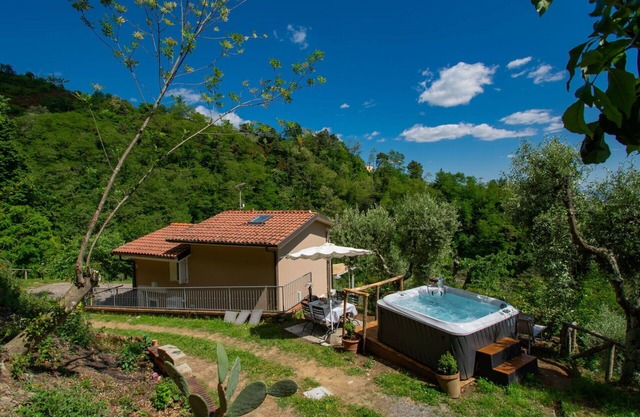 Stunning private villa with private pool, hot tub, WIFI, TV, patio, pets allowed and parking