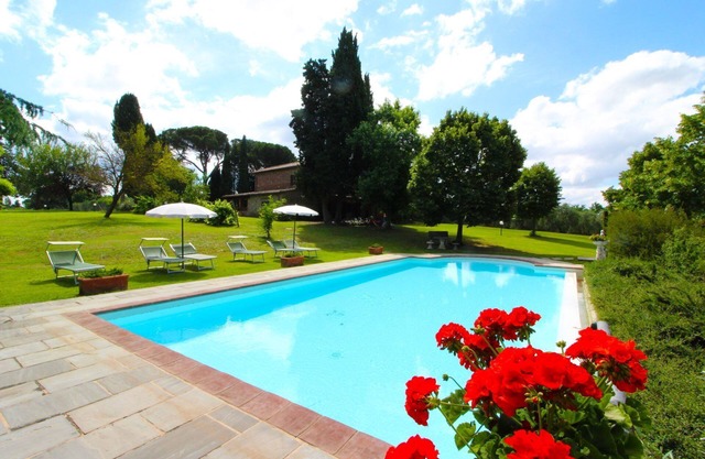 Stunning private villa for 6 guests with private pool, TV, pets allowed and parking