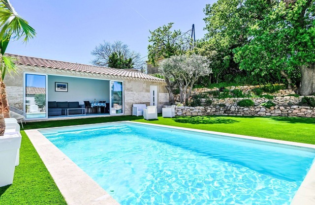 Stunning private villa for 4 guests with WIFI, A/C, pool, TV, pets allowed and parking