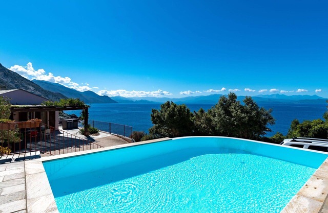 Stunning private villa with WIFI, private pool, A/C, TV, patio, pets allowed and parking