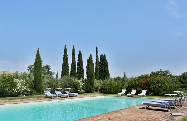 Stunning private villa for 10 people with WIFI, private pool, A/C, TV, patio and parking