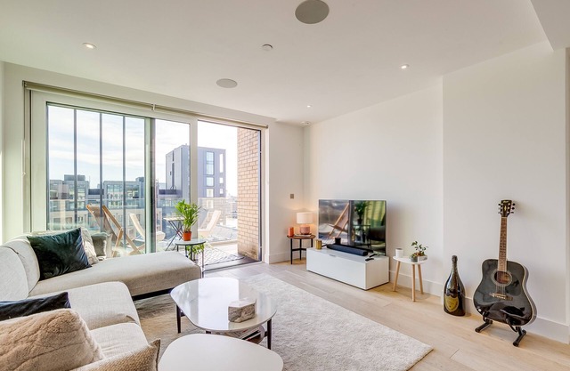Stunning Riverside 1 Bed with Balcony River View