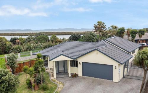 Stunning Sea View Home Very near to AKL Airport