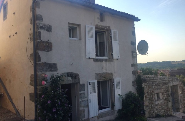 Stunning two bed stone cottage, large garden. In beautiful surroundings!
