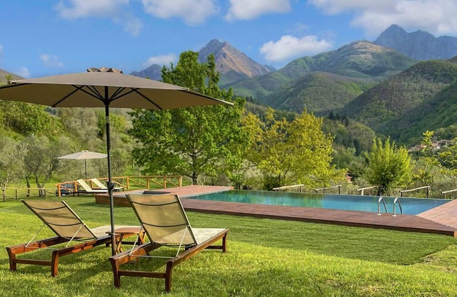 Stunning views, Character Villa & Annexe, private infinity pool, walk restaurant